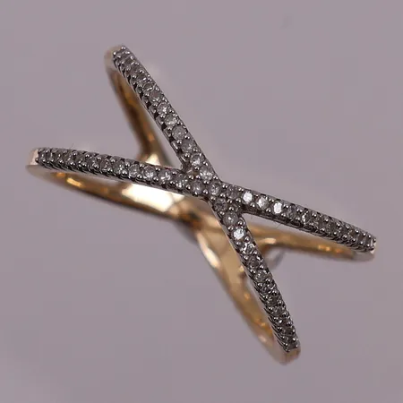 Ring med diamanter, 53 x 0,005ct, Ø 17,8 mm, bredde 9,8 mm, mangler stempel, 14K Vekt: 3,2 g Kontakt Lånekontoret for frakt