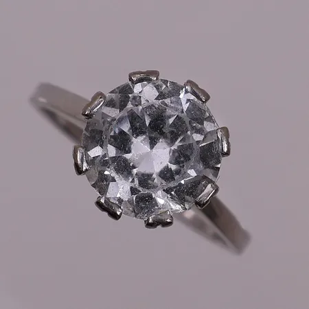 Ring med klar sten, Ø 18,2 mm, bredde 1,6 - 11,2 mm, M. Østby, 14K Vekt: 4,6 g Kontakt Lånekontoret for frakt