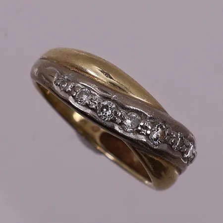 Ring to-farget med diamanter, 1 x ca 0,005 ct, 2 x ca 0,01 ct, 1 x ca 0,02 ct, 4 x ca 0,03 ct, 1 x ca 0,05 ct, Ø 17,1 mm, bredde 3,1 - 6,7 mm, 14K Vekt: 3,6 g Kontakt Lånekontoret for frakt