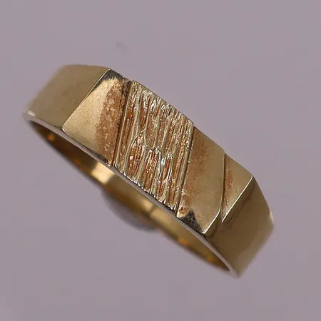 Ring, Ø 19,4 mm, bredde 6,4 mm, 14K Vekt: 4,5 g Kontakt Lånekontoret for frakt