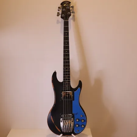 Ovation Magnum 3 Serienr B2894, m/hardcase, slitasje på hals og kropp, årsmodell 1981 Kontakt Lånekontoret for frakt