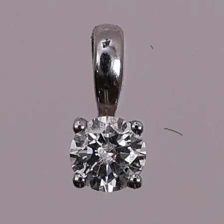 Anheng med diamant, 1 x ca 0,20 ct, lengde 8,2 mm, bredde 3,5 mm, 9K Vekt: 0,3 g Kontakt Lånekontoret for frakt