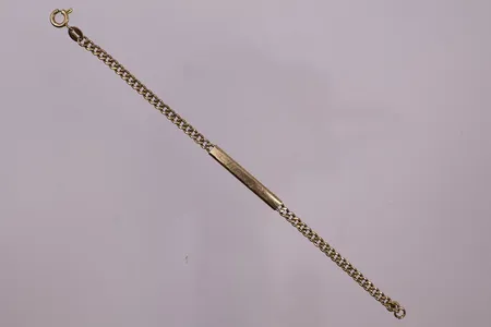 Armbånd med navneplate "Herman", lengde 13,8 cm, bredde 2,8 - 3,6 mm, 18K Vekt: 2 g Kontakt Lånekontoret for frakt