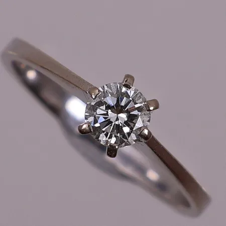 Ring med diamant, totalt 0,34 ct iht gravering, Ø 17,4 mm, 2,2 - 5,5 mm, 14K Vekt: 2,2 g Kontakt Lånekontoret for frakt