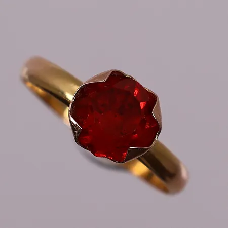 Ring med rød sten, Ø 18,8 mm, bredde 2,8 - 8,3 mm, mangler stempel, 14K Vekt: 2,2 g Kontakt Lånekontoret for frakt