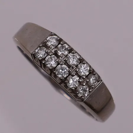 Ring med diamanter, 10 x ca 0,4 ct, Ø 19 mm, bredde 3,4 - 6,2 mm, 14K Vekt: 6,6 g Kontakt Lånekontoret for frakt
