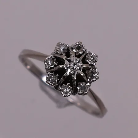 Ring med diamanter, 9 x ca 0,02ct, Ø 17,3 mm, bredde 1,6 - 10 mm. 14K Vekt: 2,4 g Kontakt Lånekontoret for frakt