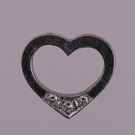 Anheng med diamanter, 1 x ca 0,02 ct, 2 x ca 0,01 ct, lengde 12,4 mm, bredde 3,3 mm, 14K Vekt: 1,3 g Kontakt Lånekontoret for frakt