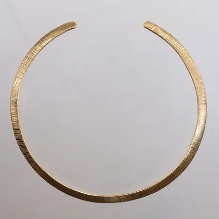 Halssmykke stivt, lengde ca. 39cm, bredde 7,6- 8,2mm, tilsynelatende ustemplet, 14K Vekt: 63,2 g Kontakt Lånekontoret for frakt