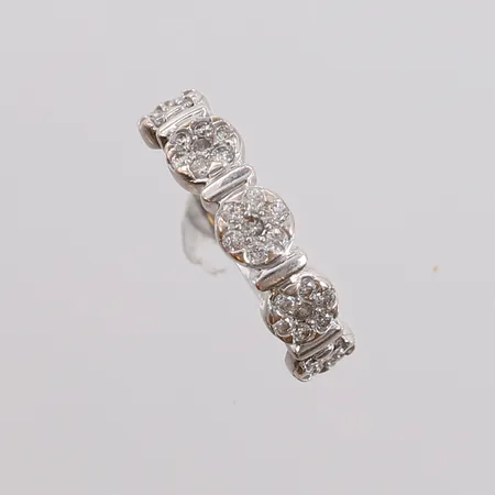 Ring med 35 diamanter (totalt 0,51ct iht. gravering), stemplet "FAB", ø16mm, bredde 1,4- 5,1mm, hvitt gull, 14K, bruttovekt 2,6g Vekt: 0 g Kontakt Lånekontoret for frakt