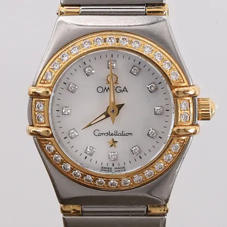 Omega Constellation med diamantbezel, ref. 895 1203, snr. 56363195, cal. 1456, ø22mm, stål/gull, quartz, urskive i perlemor med diamanter, safirglass, behøver batteribytte, med ett løst/ekstra lenkeledd, boks, softbag, manual og papirer Kontakt Lånekontoret for frakt