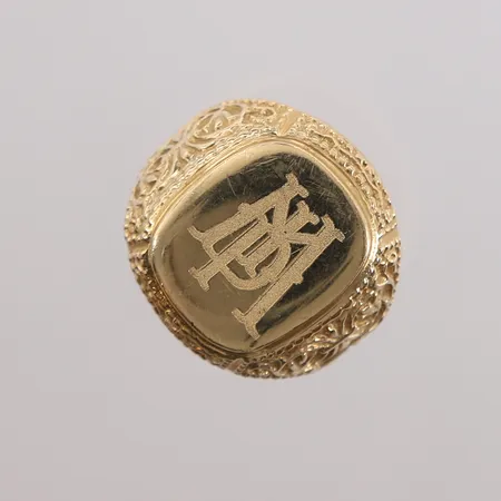 Ring med gravert plate, ø19,8mm, bredde 3,7- 21,6mm, 14K Vekt: 12,1 g Kontakt Lånekontoret for frakt