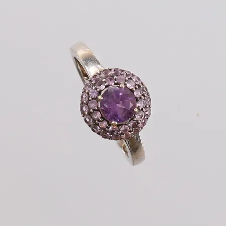 Ring med 32 rosa safirer, stemplet "FAB", ø16mm, bredde 2- 9,8mm, hvitt gull, 14K, bruttovekt 2,8g Vekt: 0 g Kontakt Lånekontoret for frakt