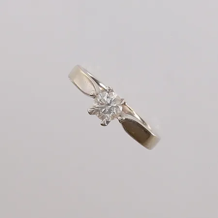 Ring med diamant (0,50ct iht. gravering), ø15,9mm, bredde 2,8- 5,9mm, gravert, hvitt gull, 14K, bruttovekt 3,3g Vekt: 0 g Kontakt Lånekontoret for frakt