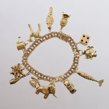 Armbånd med 12 charms, lengde 19cm, bredde 7,4- 47mm, 14K Vekt: 48,4 g Kontakt Lånekontoret for frakt