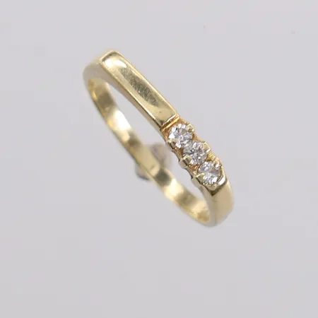 Ring med 3 diamanter (totalt 0,10ct iht. gravering), ø16,3mm, bredde 1,6- 2,9mm, 14K, bruttovekt 1,7g Vekt: 0 g Kontakt Lånekontoret for frakt