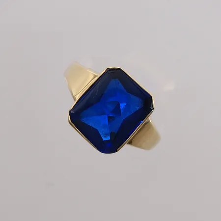 Ring med blå sten, ø17,8mm, bredde 2,7- 12,6mm, 14K, bruttovekt 3g Vekt: 0 g Kontakt Lånekontoret for frakt