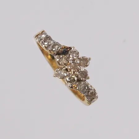 Ring med diamanter (13 x ca. 0,07ct), ø16,8mm, bredde 2- 9mm, 14K, bruttovekt 3,8g Vekt: 0 g Kontakt Lånekontoret for frakt