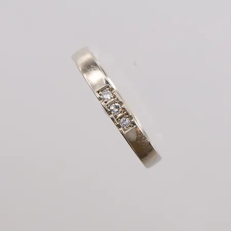 Ring med 3 blanke stener, ø18,1mm, bredde 2,9mm, hvitt gull, 14K, bruttovekt 3g Vekt: 0 g Kontakt Lånekontoret for frakt