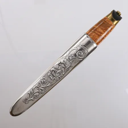 Bunadskniv Brusletto, merket "Eik SP 90", lengde 19,5cm, knivblad 9,5cm, graveringer på slirens bakside, fremstår som ubrukt Kontakt Lånekontoret for frakt
