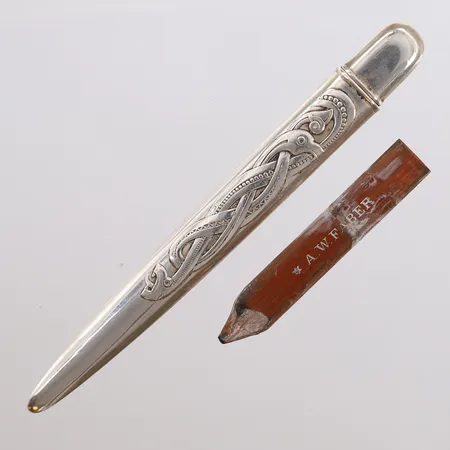 Blyant-etui i sølv, lengde 10,4cm, 830S Vekt: 7,2 g Kontakt Lånekontoret for frakt