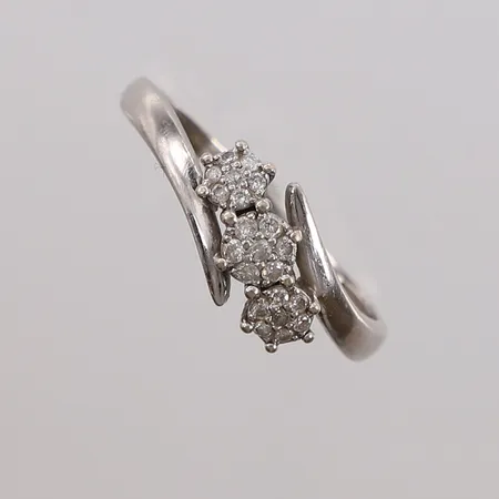 Ring med diamanter (14 x ca. 0,008ct og 7 x ca. 0,01ct), ø19,7mm, bredde 1,7- 7,8mm, hvitt gull, 14K, bruttovekt 2,3g Vekt: 0 g Kontakt Lånekontoret for frakt