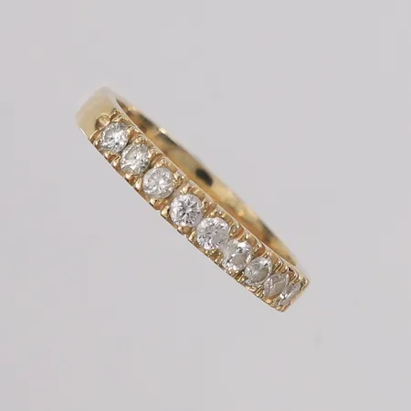 Ring med diamanter (9 x ca. 0,02ct), ø16,4mm, bredde 2,7mm, 14K, bruttovekt 2,5g Vekt: 0 g Kontakt Lånekontoret for frakt