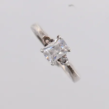 Ring med tre blanke stener, ø17,8mm, bredde 2- 7,8mm, 925S, bruttovekt 4,4g Vekt: 0 g Kontakt Lånekontoret for frakt