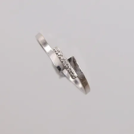 Ring med blanke stener, ø16mm, bredde 1,2- 5mm, hvitt gull, 14K, bruttovekt 1,2g Vekt: 0 g Kontakt Lånekontoret for frakt