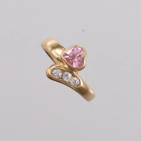 Ring med rosa syntetisk kubisk zircon og tre blanke stener, ø16,4mm, bredde 2,1- 11,1mm, 14K, bruttovekt 2,2g Vekt: 0 g Kontakt Lånekontoret for frakt