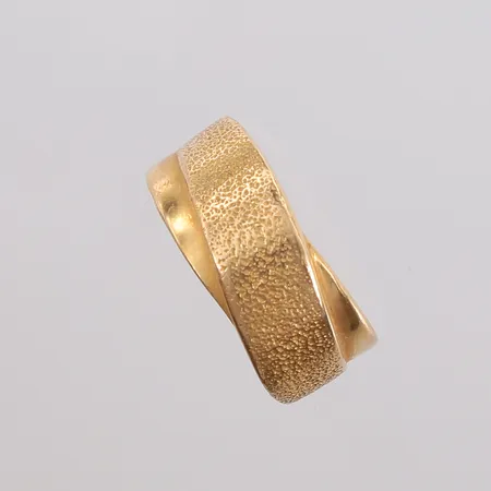 Ring, ø17,9mm, bredde 3,2- 9mm, 18K Vekt: 5,7 g Kontakt Lånekontoret for frakt
