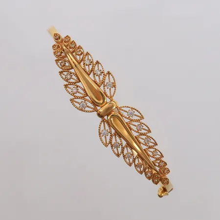 Armring med blanke stener, oval, kan åpnes, 56x53mm, bredde 2,4- 13,7mm, 22K, bruttovekt 10,1g Vekt: 0 g Kontakt Lånekontoret for frakt