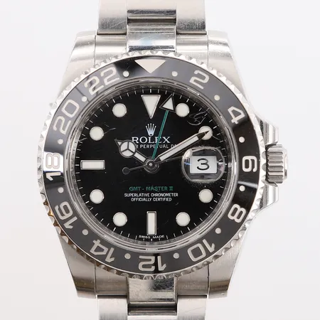 Armbåndsur Rolex GMT-Master II, ref 116710LN, snr 1Z466833, boettnr 2350, cal 3186, verknr 5ZM72833, ø40mm, stål, automat, dato, skadet safirglass, riper på klokken og lenke, sertifikat Huber Watches Austria år 2013, ekstra lenkebiter, boks og yttereske. Vekt: 0 g Kontakt Lånekontoret for frakt