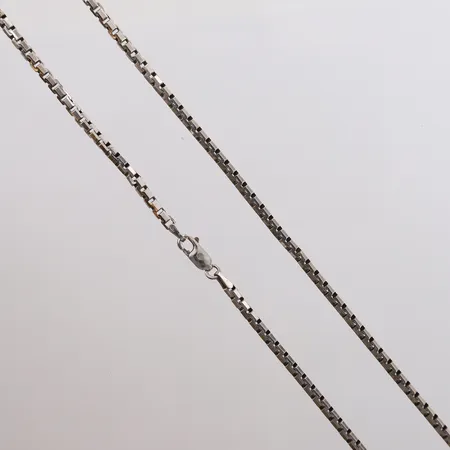 Kjede Veneziansk, lengde 80cm, bredde 3mm, noe ujevnt mønster, 925S Vekt: 35,4 g Kontakt Lånekontoret for frakt