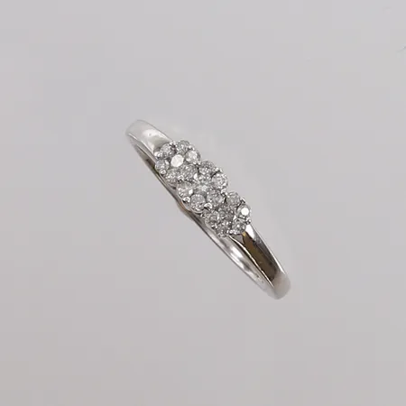 Ring med diamanter (3 x ca. 0,02ct og 16 x ca. 0,01ct), ø17,3mm, bredde 1,6- 4,5mm, hvitt gull, 10K, bruttovekt 2,3g Vekt: 0 g Kontakt Lånekontoret for frakt