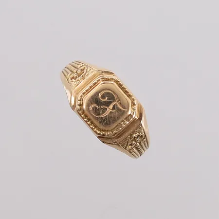 Ring med gravert plate, ø16,5mm, bredde 2,8- 8,3mm, gravert, 14K Vekt: 1,6 g Kontakt Lånekontoret for frakt