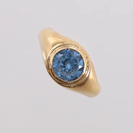 Ring med syntetisk spinell, ø16,3mm, bredde 3,3- 9,2mm, 14K, bruttovekt 1,9g Vekt: 0 g Kontakt Lånekontoret for frakt