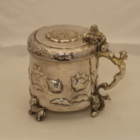 Drikkekanne i sølv, barokk, gallionsformet hank, lokkmedalje Christian V og Charlotte Amalie,1672 prins Christian fødsel, delvis forgylt, høyde 18cm, med kvittering fra Christiania Auksjoner, målt til ca. 95% sølv Vekt: 925 g Kontakt Lånekontoret for frakt