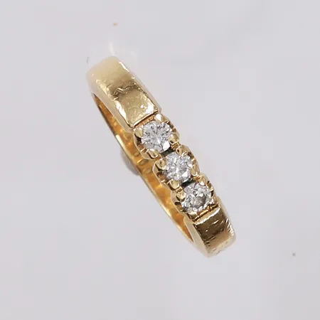 Ring med 3 diamanter (totalt 0,30ct iht. gravering), ø16,4mm, 14K, bruttovekt 5g Vekt: 0 g Kontakt Lånekontoret for frakt