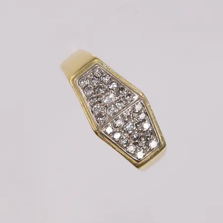 Ring med diamanter (2 x ca. 0,03ct og 28 x ca. 0,01ct), ø18,9mm, bredde 2,6- 9,7mm, 18K, bruttovekt 6,2g Vekt: 0 g Kontakt Lånekontoret for frakt