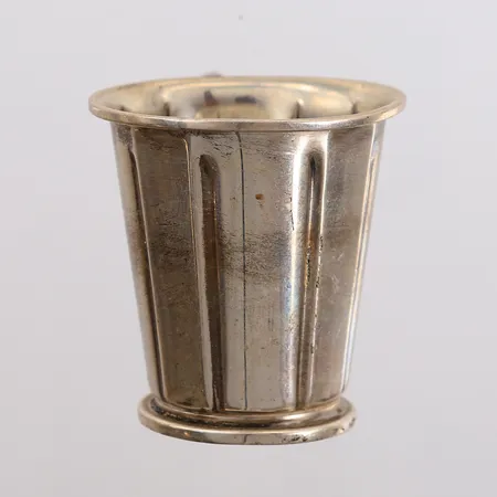 Pokal, høyde 42mm, øvre diameter 41mm, noe slitasje, 925S Vekt: 15,9 g Kontakt Lånekontoret for frakt