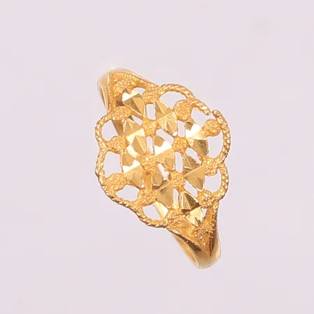 Ring, ø17,4mm, bredde 1,9- 12,3mm, 22K Vekt: 2,3 g Kontakt Lånekontoret for frakt