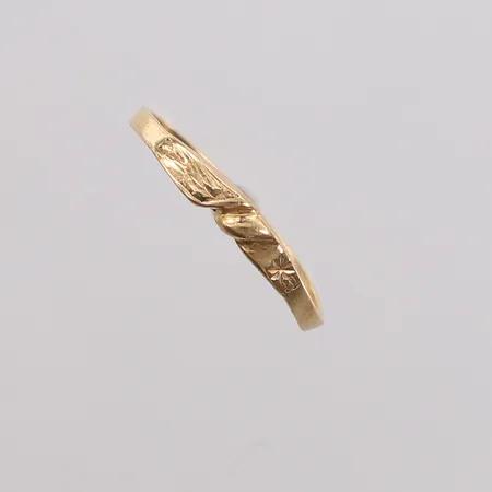 Ring, ø16,9mm, bredde 1,5- 2,7mm, 14K Vekt: 0,8 g Kontakt Lånekontoret for frakt