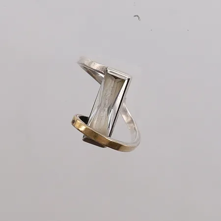 Ring med blank sten, ø18,6mm, bredde 2- 17mm, har en stor sprekk nederst, 925S, bruttovekt 3,8g Vekt: 0 g Kontakt Lånekontoret for frakt