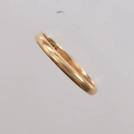 Ring, ø18,2mm, bredde 2,3mm, gravert, 14K Vekt: 1,6 g Kontakt Lånekontoret for frakt
