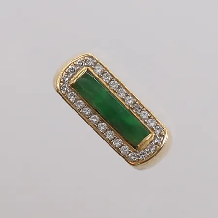 Ring med diamanter (26 x ca. 0,01ct) og grønn sten (trolig kryopras eller malakitt), ø19,2mm, bredde 4,1- 8,8mm, 18K, bruttovekt 8,7g Vekt: 0 g Kontakt Lånekontoret for frakt