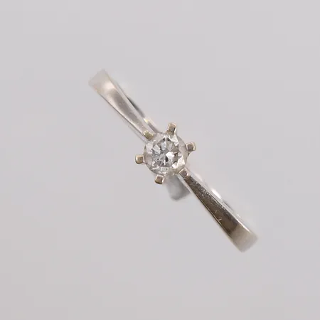 Ring med diamant (1 x ca. 0,23ct), ø19mm, bredde 1,9- 5,4mm, hvitt gull, 14K, bruttovekt 3,1g Vekt: 0 g Kontakt Lånekontoret for frakt