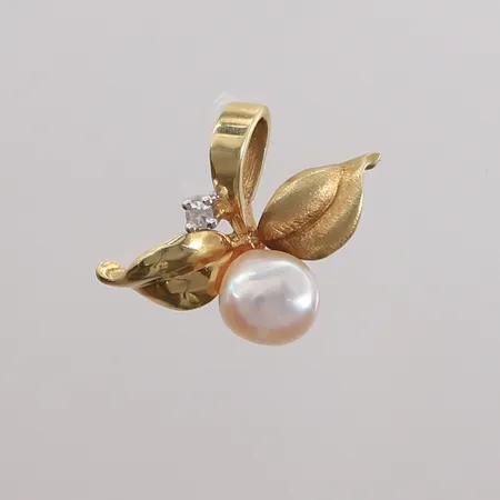 Anheng med én stk. diamant (0,03ct iht. gravering) og perle, 21x16mm, 14K, bruttovekt 2g Vekt: 0 g Kontakt Lånekontoret for frakt