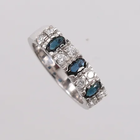 Ring med diamanter (8 x ca. 0,06ct) og 3 ovale blå stener, stemplet "SGS", ø18,4mm, bredde 3,7- 5,8mm, hvitt gull, 14K, bruttovekt 7,7g Vekt: 0 g Kontakt Lånekontoret for frakt