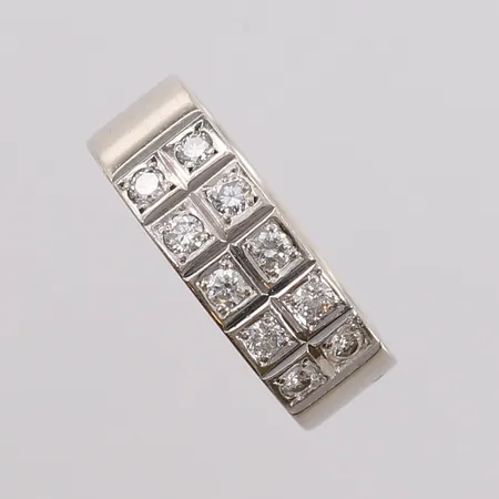 Ring med 10 diamanter (totalt 0,50ct iht. gravering, W / VS), ø16,8mm, bredde 6,4mm, hvitt gull, 14K, bruttovekt 6,7g Vekt: 0 g Kontakt Lånekontoret for frakt